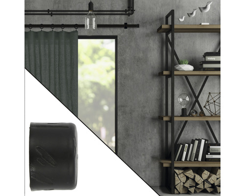 Raumszene mit Fenster, Vorhang, Regal und einem Endstück für eine Gardinenstange