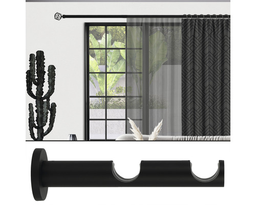 Gardinenstange mit Vorhang im Wohnzimmer