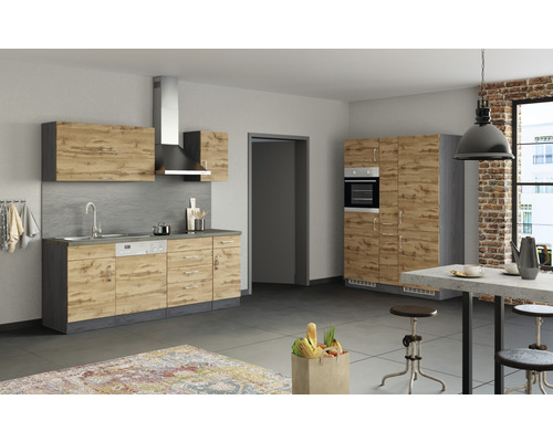 Komplette Küche mit Spüle, Dunstabzugshaube, Hängeschränken und Einbaugeräten in modernem Design.