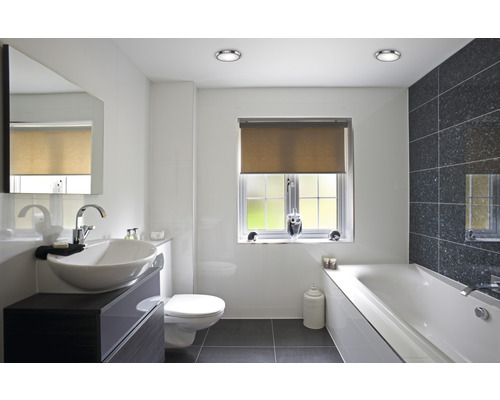 Helles Badezimmer mit Waschbecken, Toilette, Badewanne und Fenster