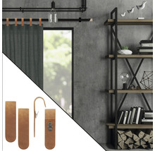 Wohnraum mit Fenster, Vorhang, Regal und Lederaccessoires