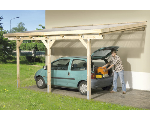 Terrassenüberdachung weka Lucarno Gr. B 424 x 306 cm tauchimprägniert Ein Carport aus Holz mit einem Auto darunter und einer Person, die etwas aus dem Kofferraum nimmt.