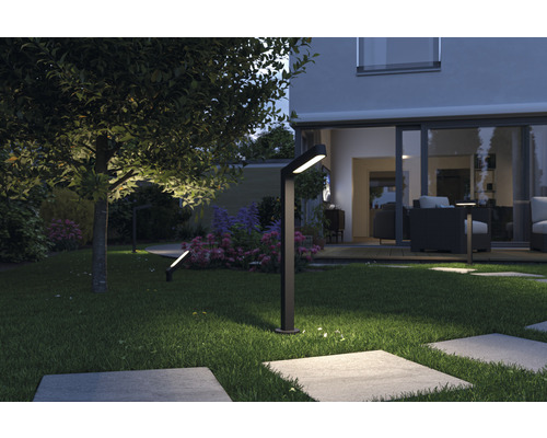 Beleuchteter Garten mit Rasen, Gehwegen und Außenleuchten