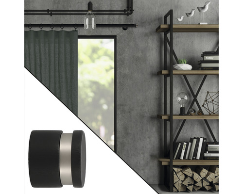 Dekorative Gardinenstange mit Endstück vor Fenster und Regal