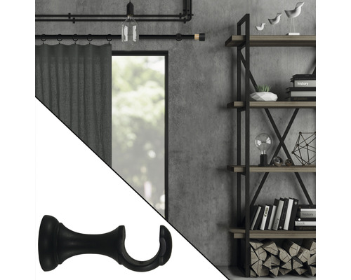 Gardinenstange mit Träger vor Fenster mit Vorhang und Regal