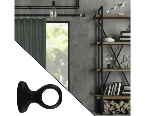 Dekoratives Wohnambiente mit Gardinenstange, Regal und Vorhanghalterung