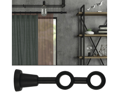 Vorhangstange mit Gardinen und Regal im Hintergrund, Nahaufnahme von Vorhangstangenhalterung