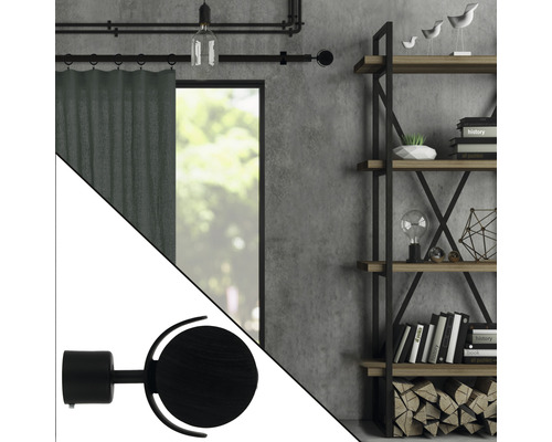 Wohnraum mit Regalen, Fenster, Vorhang und Gardinenstange mit Endstück