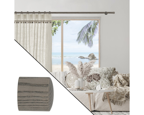 Raumansicht mit Gardinenstange, Vorhang und Endstück in Holzoptik