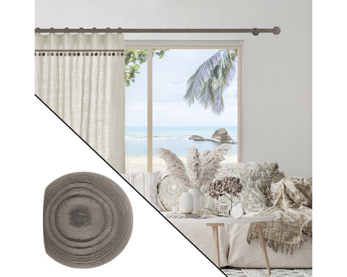 Dekoratives Wohnzimmer mit Vorhang, Vorhangstange und Vorhangstangen-Endstück aus Holz