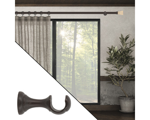 Raumszene mit Vorhangstange, Vorhang und Vorhanghalterung