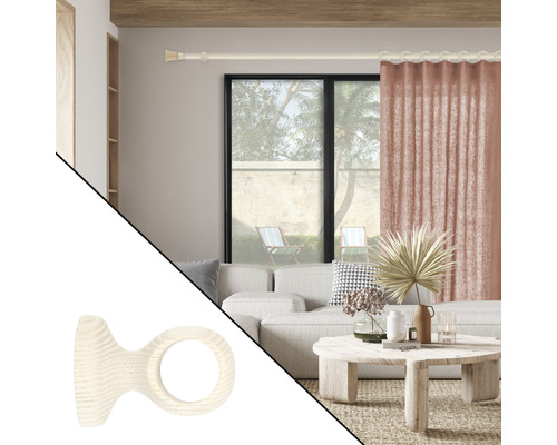 Wohnzimmer mit Vorhang und Gardinenstange mit Träger aus Holz