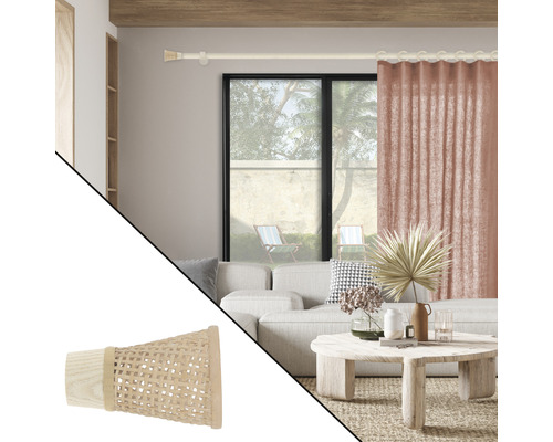 Szene mit Wohnzimmer und Detail einer Vorhangstangen-Endstück aus Holz und Rattan