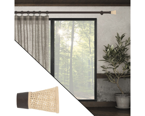 Gardinenstange mit Vorhang und Baum im Hintergrund