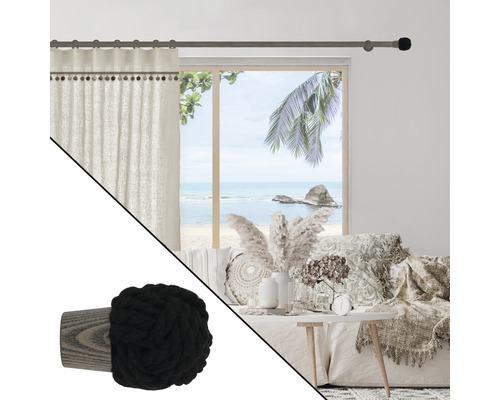 Raumansicht mit Gardinenstange, Vorhang und dekorativem Vorhangabschluss