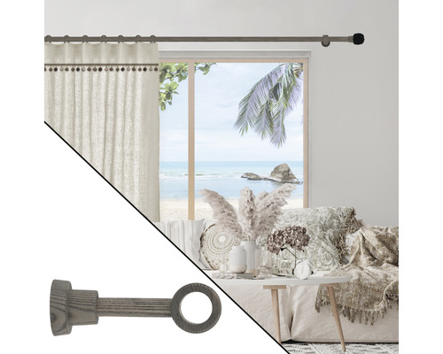 Raumszene mit Gardinenstange, Vorhang und Fenster zum Strand