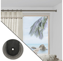 Gardinenstange aus Holz mit Vorhang und Fensterblick auf Strand