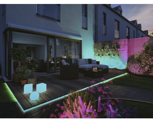 Beleuchteter Garten mit Terrassenmöbeln und LED-Leuchten