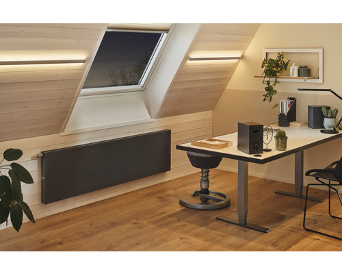 Helles Arbeitszimmer im Dachgeschoss mit Dachfenster, Heizkörper und Schreibtisch