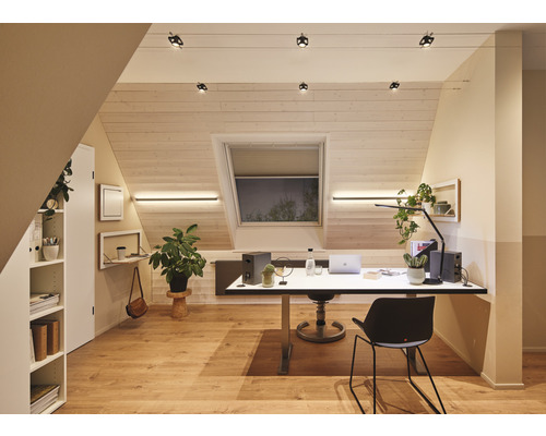Helles Dachzimmer mit Schreibtisch, Regal und Beleuchtungssystem