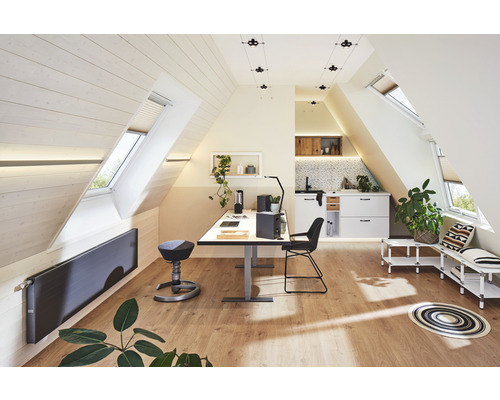 Heller Dachbodenraum mit Dachfenstern, Schreibtisch und Küchenzeile