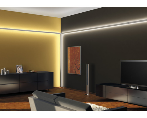 Wohnzimmer mit LED-Lichtleisten an der Decke und Wand für indirekte Beleuchtung