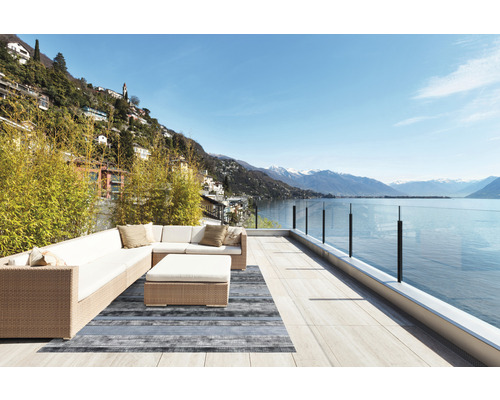 Terrasse mit Rattanmöbeln und Teppich mit Bergpanorama