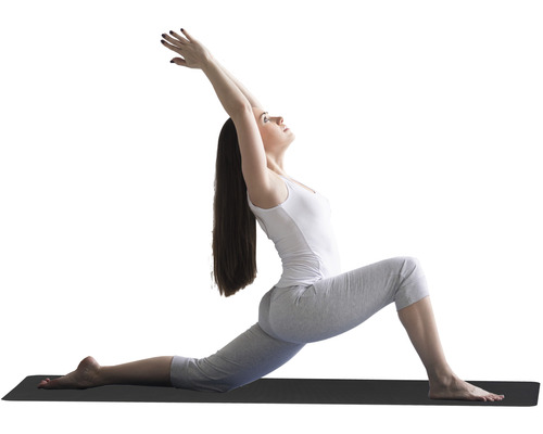 Frau macht Yogaübung auf einer Yogamatte