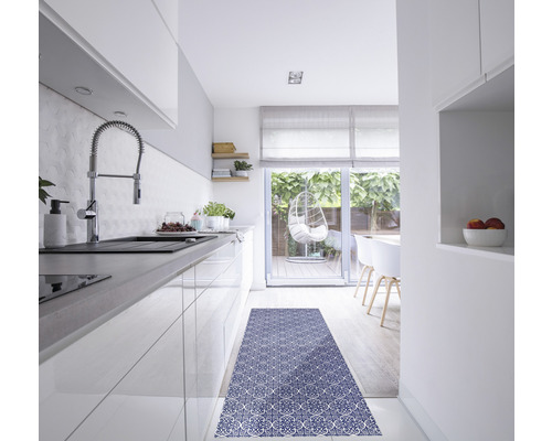 Moderne Küche mit Küchenläufer, Spüle und Hängeleuchte im Außenbereich.