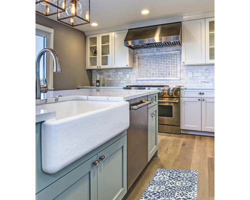 Küchenszene mit Spüle, Herd und Küchenteppich