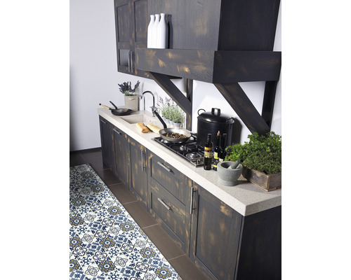 Küchenzeile mit Spüle, Kochfeld und Dunstabzugshaube