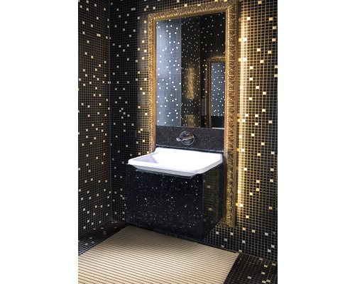 Badezimmer mit Waschbecken, Spiegel und Mosaikfliesen