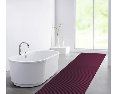 Badezimmer mit freistehender Badewanne, Armatur und Badteppich