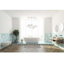 Helles Badezimmer mit Badewanne, Waschbecken, Spiegel und Mosaikfliesen