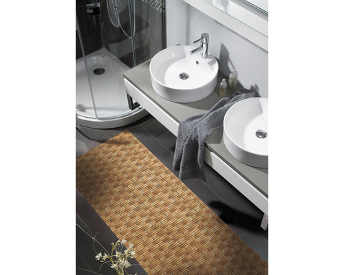 Badezimmer mit Doppelwaschbecken, Dusche und Badteppich