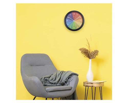 Dekoratives Wohnambiente mit Wanduhr, Sessel und Beistelltisch