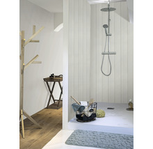 Badezimmer mit Dusche, Holzregal und Badematte für eine helle und einladende Atmosphäre.