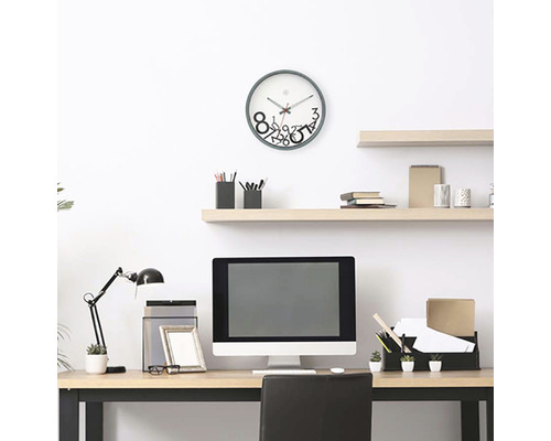 Büroarbeitsplatz mit Schreibtisch, Stuhl, Computer, Lampe und Wanduhr