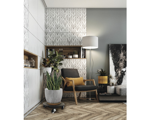 Wohnzimmer mit Sessel, Stehlampe, Pflanzen und Dekoration auf einem Holzboden