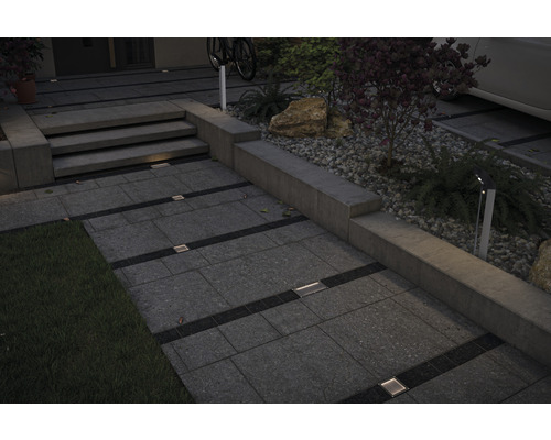 Außenbereich mit Pflastersteinen, Stufen und Außenbeleuchtung