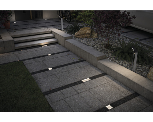 Außenbereich mit Pflastersteinen, Stufen und Beleuchtung
