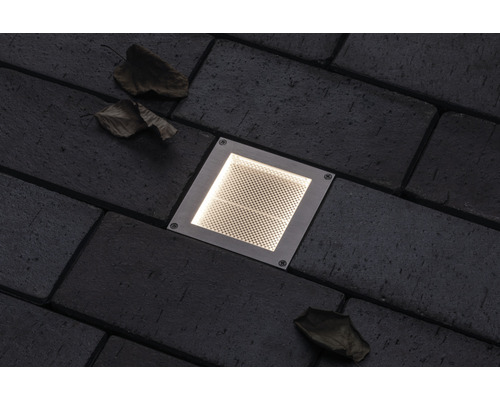 Bodeneinbaustrahler aus Edelstahl in Pflastersteinen