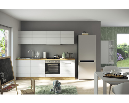 Moderne Küche mit weißen Schränken, Spüle, Ofen und Kühlschrank