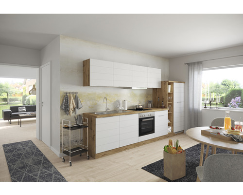 Helle Küche mit weißen Schränken und Holzarbeitsplatte, Essbereich und Blick in ein Wohnzimmer