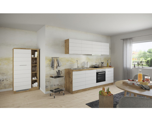 Helle Küche mit weißen Fronten und Holzdekor, Esstisch und Küchenwagen