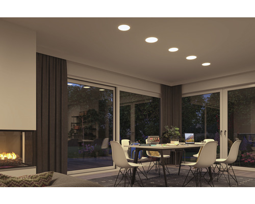 Wohnzimmer mit Einbauspots, Esstisch und Kamin