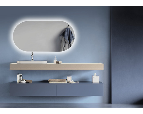 Modernes Badezimmer mit Spiegel, Waschbecken, Waschtisch und Accessoires für eine stilvolle Einrichtung