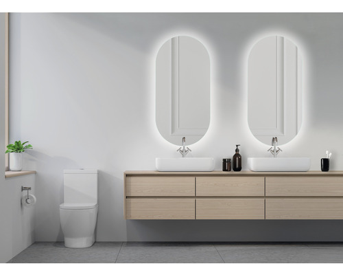 Modernes Badezimmer mit zwei Waschbecken, Spiegeln mit Beleuchtung und Toilette.