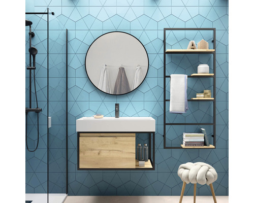 Badezimmer mit Dusche, Waschtisch, Spiegel, Regal und Hocker vor blau gefliester Wand