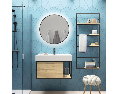 Modernes Badezimmer mit Waschtisch, Spiegel mit Beleuchtung, Regal und Dusche